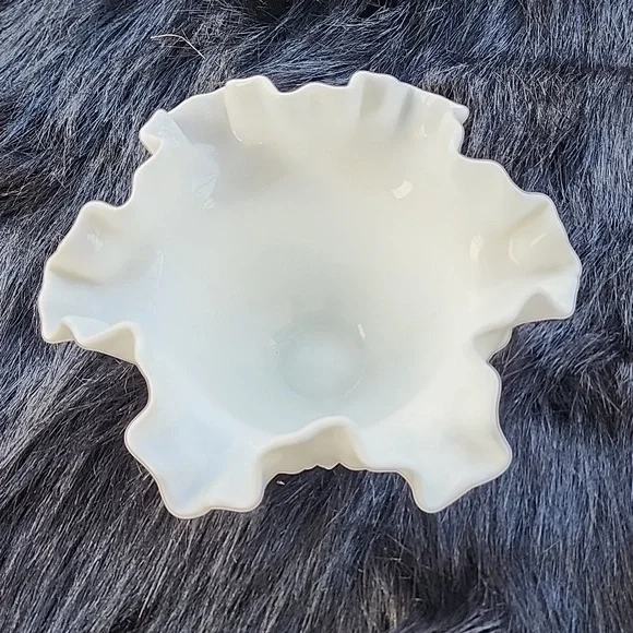VINTAGE  RUFFLED  HOBNAIL MILK GLASS BOWL. - Picture 2 of 7